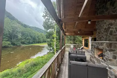 Image de Beautiful Log cabin, River side, dual fire places, breathtaking views, WiFi