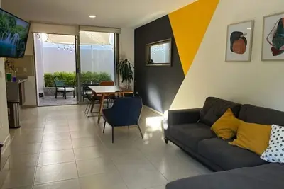 Image de Azar House.