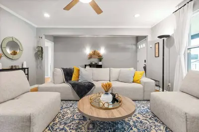 Image de Timeless Treasure in a Pedestrian-Friendly Locale!