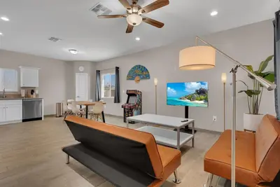 Image de A-Mountain Wonder! Huge yard, dogs Ok - Brand New everything Close to Downtown!