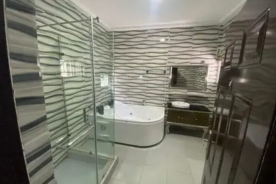 Image de Spacious 3-bedroom apartment with WiFi, Ac, Jacuzzi & lots more inbeautiful Abuja