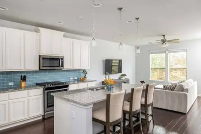 Image de Close to Town, Community Pool | Pristine