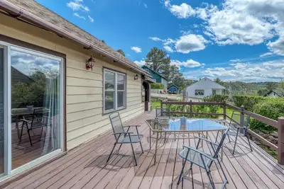Image de 3 Bedroom 2 bath W/ amazing deck views 3mi from Deadwood
