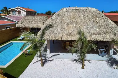 Image de Spacious 6 Bdr Villa-Hidden Treasure, pool, walk to the beach