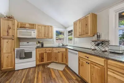 Image de Cozy 3-bedroom chalet in charming Gilford with Hot Tub!