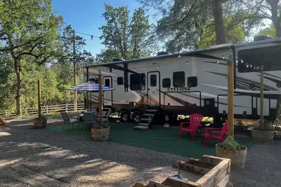 Image de Spacious 2-bedroom Rv with Amazing patio area!