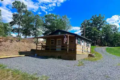 Image de Country Living Cabin is located outside city limits in Petersburg, West Virginia