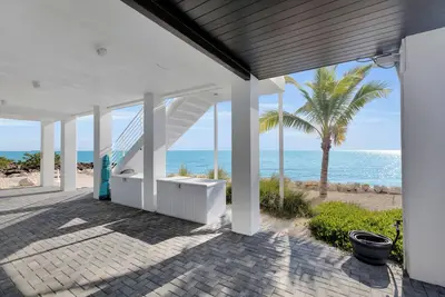 Image de Pet Friendly 2br/2ba Steps from the Water’s Edge with Unparalleled Sunrises