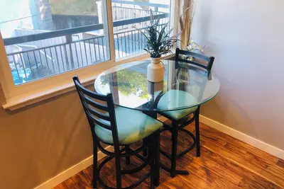 Image de Cozy and bright 1-Br apartment in the Belmont Hills
