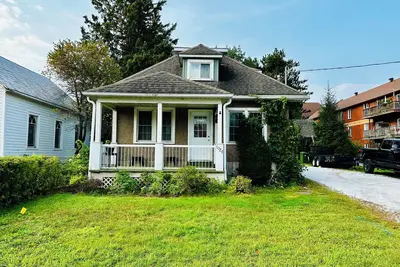 Image de Cute old farmhouse, located within the city. Recently updated.