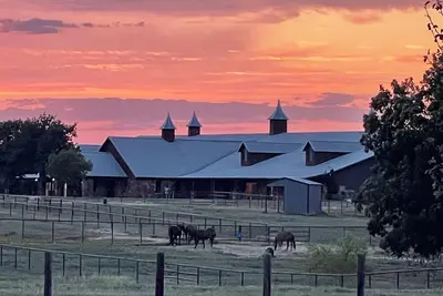 Image de Charming 3 bedroom Farmhouse with amazing views in Whitesboro, Texas.