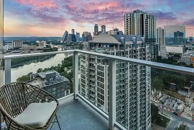 Image de Chic Hotel with city views in downtown Austin Texas. Pets Welcome