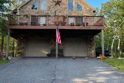 Image de Chalet style 3-bedroom with WiFi, Ac in tranquil Hazleton.