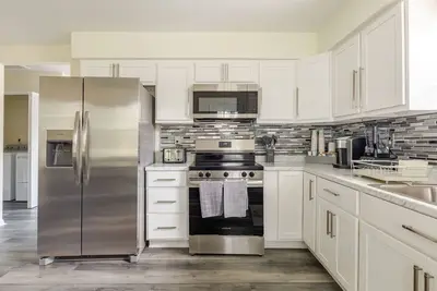 Image de Modern 4-Bedroom Duplex Near Duke – Private Entry & Parking for 12 guests