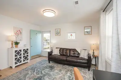Image de Quiet, Convenient 2 Bedroom w/W&D - Stay w/9yr Professional & Responsive Host!
