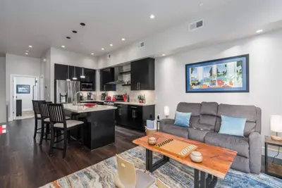 Image de Modern 1br 1. 5b with Tesla Chrgr