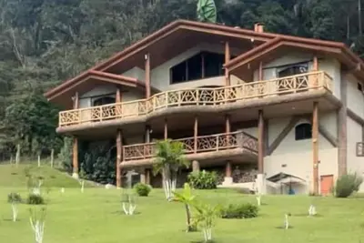 Image de 3-bedroom custom Tree house in welcoming Cartago with WiFi, waterfalls, trails