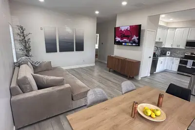 Image de Modern Luxury Retreat with Private Hot Tub, Gated Parking & Downtown Access