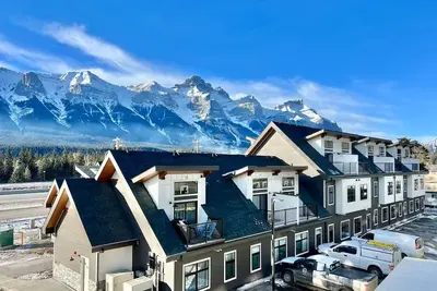 Image de Brand New Modern Townhouse with Stunning Mountain Views – Sleeps 6