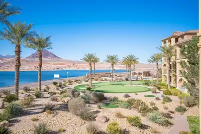 Image de Luxurious Lakefront Condo!