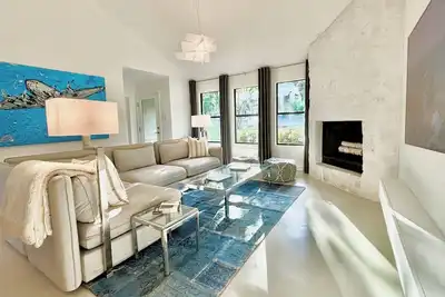 Image de Designer’s modern nature retreat in West Austin’s prestigious Eanes Isd