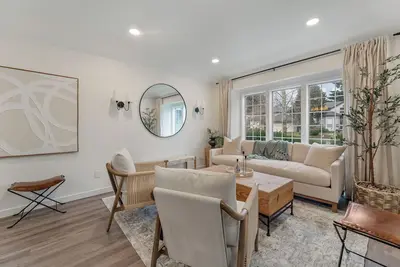 Image de Park View! 4Bed/2. 5bath Vancouver Park Home with a Direct Backyard Park Access