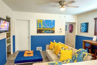 Image de Near stadiums & casino funky urban Art house on North Side, kid & pet-friendly.