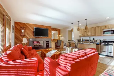 Image de Bright and modern condo at Seventh Mountain, access to shared pools, hot tubs