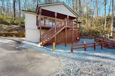Image de Mountain view home with fire-pit with beautiful view of the creek