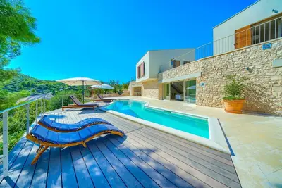 Image de Spacious 4-Bedroom Villa for 8, with pool and sea views