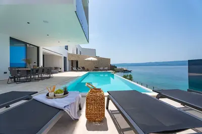 Image de Spacieuse villa de luxe de 5 chambres pour 10 personnes en bord de mer, avec piscine à débordement