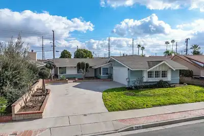 Image de Cozy 3 bedroom house with fire pit near Disneyland