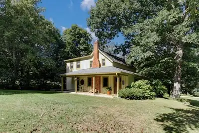 Image de Whimsical Guest Cottage by a Mountain Stream