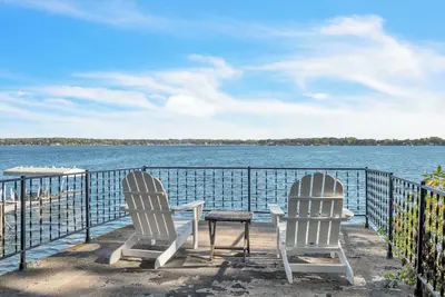 Image de Wake up on West Lake. Classic Cabin Retreat! Family Friendly with your own dock.