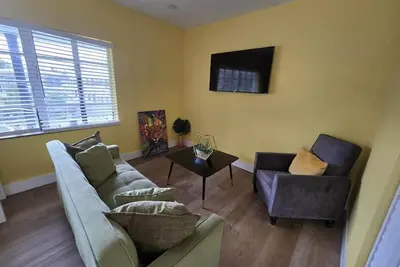 Image de Vibrant Cuban-Style Stay With Pool 15 Minutes From All Attractions