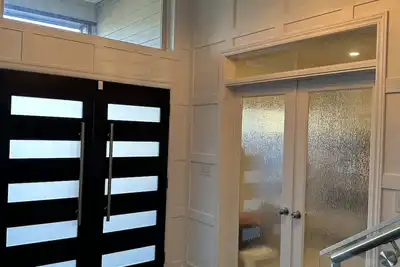 Image de Recently renovated 4 bdrm home with 2 master bedrooms + 2 bedrooms w\/shared bath