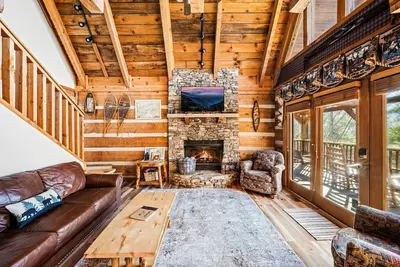 Hiking Bear Cabin: Smoky Mountain Escape + Games & Views
