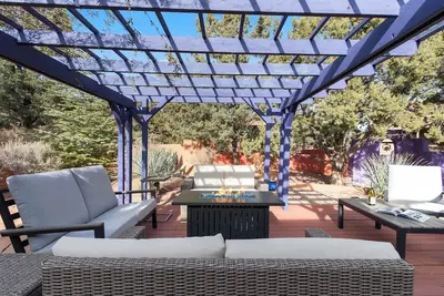 Image de Discover luxury at Sedona Flow, a spacious 3-bedroom home in West Sedona with stunning garden views.