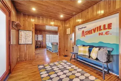 Image de Home + Tiny Home 15 mins to Asheville! Firepit-Hot tub-Dog Friendly-Games Galore