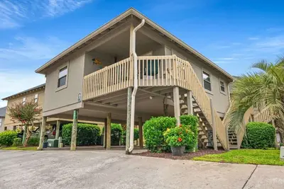 Image de New Lower Rates  2 bed, 2 bath cottage, Shore Dr. area, 4 min walk to the beach