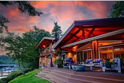 Image de Deer Harbor Orcas Wa Waterfront estate, dock, 3 bldg, spa, greenhouses. Tiki room