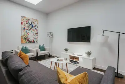 Image de Stylish and bright 2bdr near St-Hubert Plaza