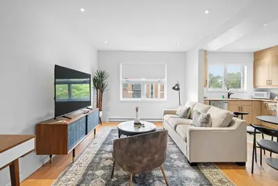 Image de Trendy 2-Bedroom Haven by Jean Talon Market