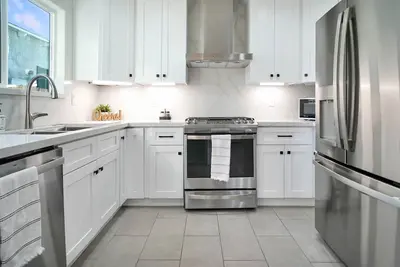 Image de Beautiful & Centrally Located close to everything 3- bedroom home, Ac, WiFi