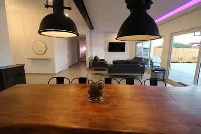 Image de Luxurious 5-bedroom villa with pool, WiFi and Ac in charming Esmeralda