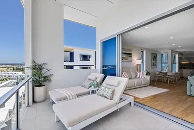 Image de Azzure Bokarina Penthouse- Brand New Ocean View- Resort-Style Pool-  Steam Room