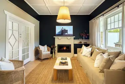 Image de A retreat in Glenelg, minutes from the beach & just 20-mins by tram to the city!