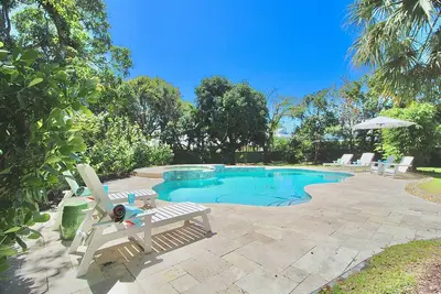 Image de January Dates Still Available - 4br/3ba Home - Heated Pool - - Close to Beach and Historic Downtown