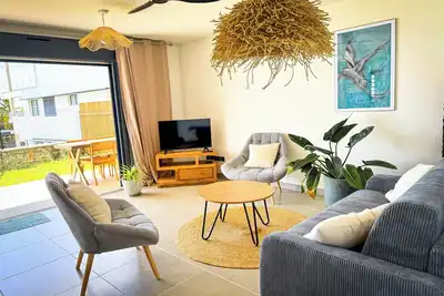 Image de Appartement T3 70 m² avec jardin, vue sur le lagon, à trois minutes de la plage.