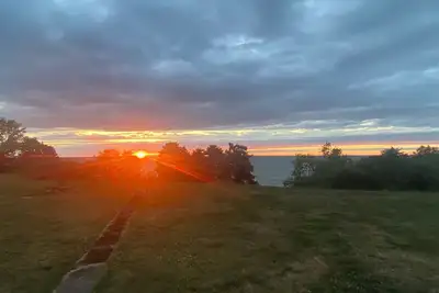 Image de Lakeside Cabin with sunset view & fireplace